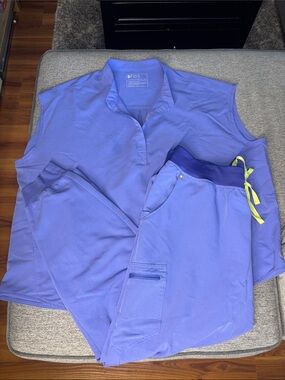 Figs Rafaela Tunic Scrub Top and High Waisted Zamora Jogger Scrub Pants